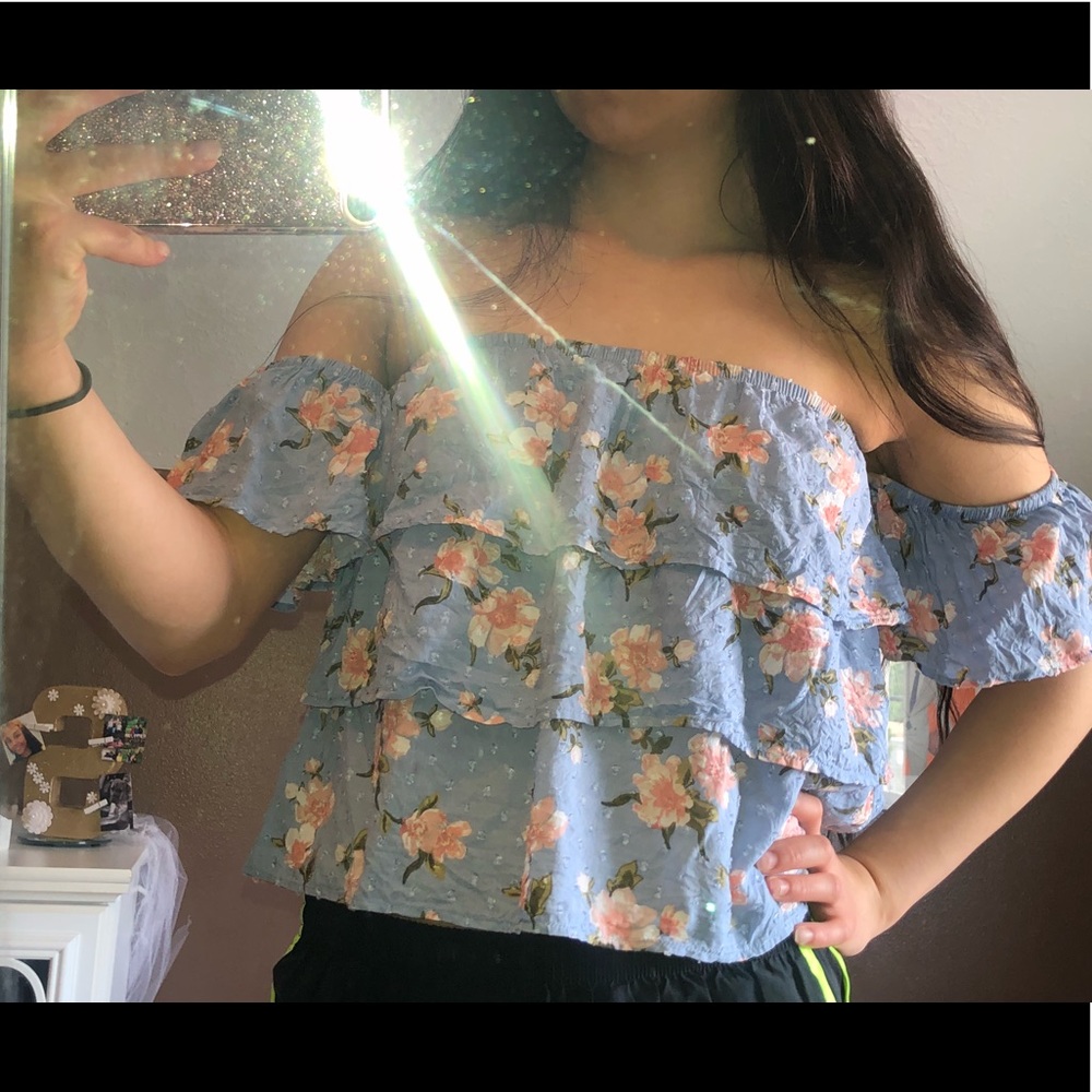 American Eagle off shoulder top 💙🌸